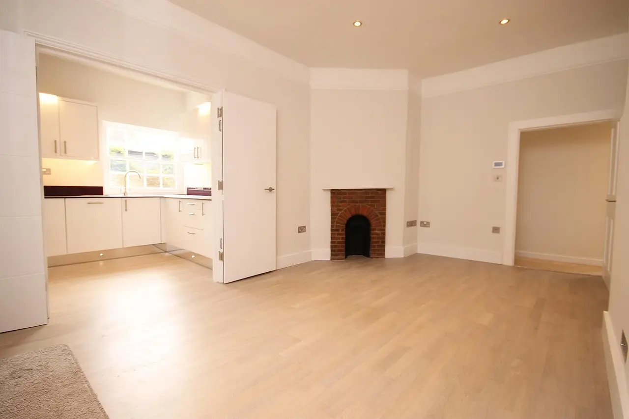 Pièce d’appartement rénovée, parquet clair et cuisine ouverte