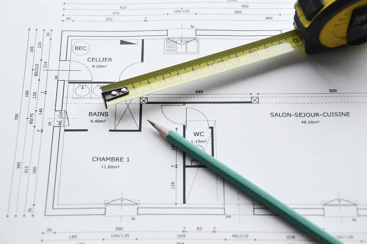 Plan d’aménagement d’un logement, crayon et mètre ruban