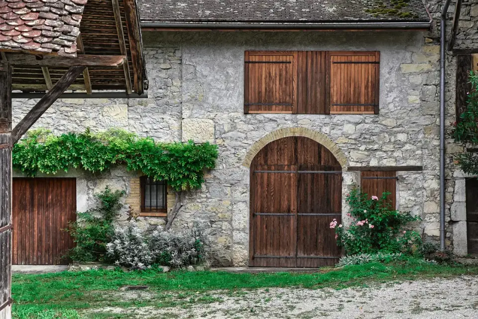 Maison ancienne en pierre aux volets de bois