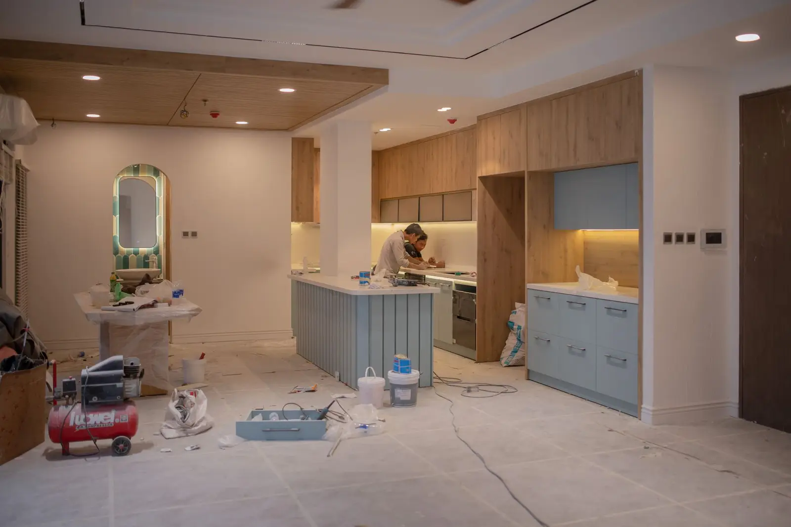 Cuisine en cours de rénovation, outillage de chantier au sol